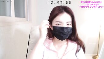 Korean webcam striptease & masturbation